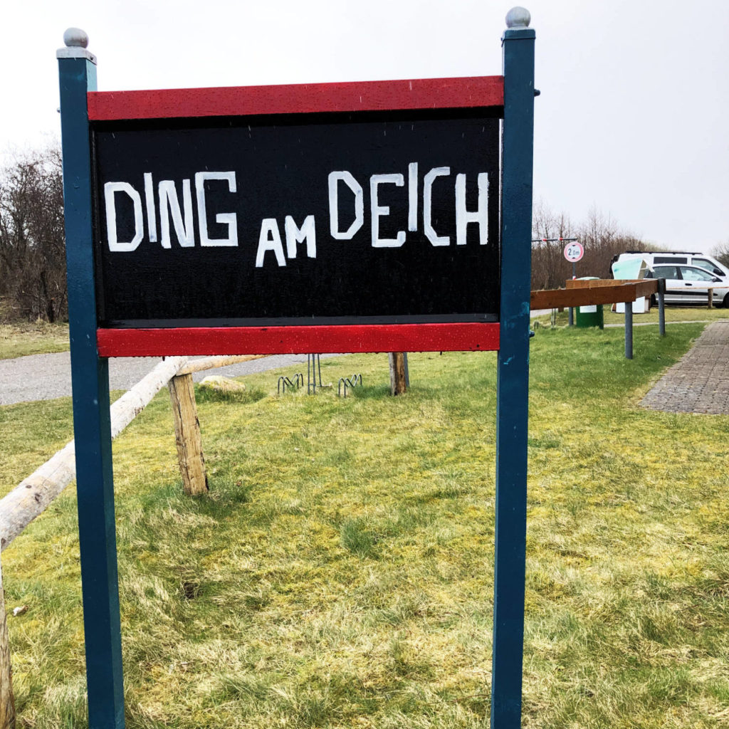 »Ding am Deich« Schild am Standort im Speicherkoog Meldorf