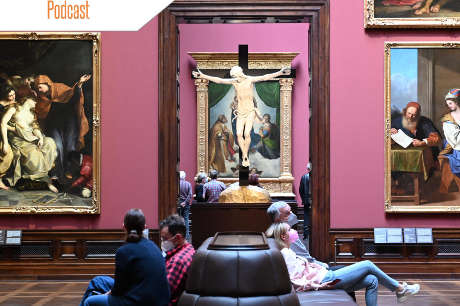 Menschen sitzen entspannt auf einer großen Couch und bewundern die Gemälde in Dresdens Gemäldegalerie »Alte Meister«