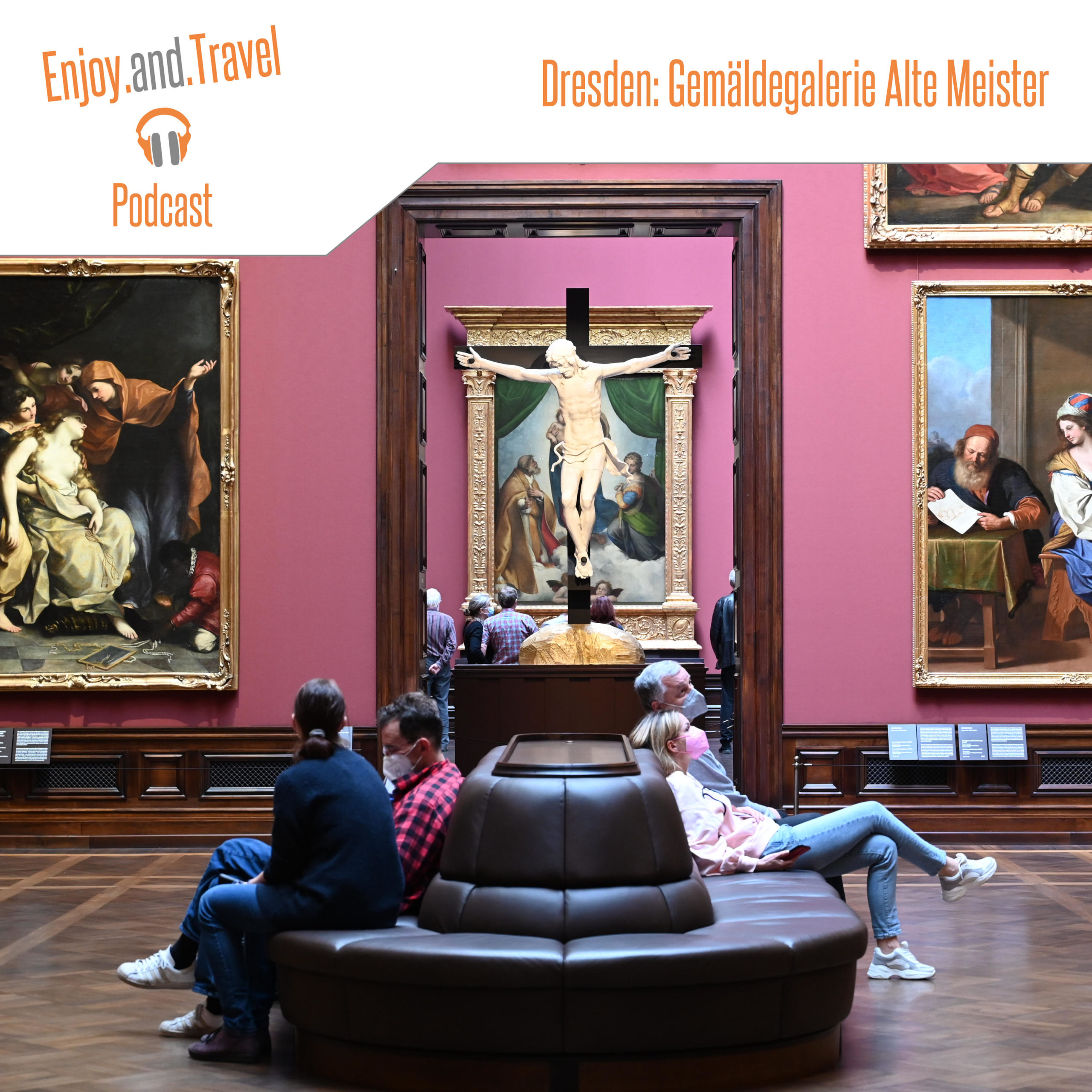 Menschen sitzen entspannt auf einer großen Couch und bewundern die Gemälde in Dresdens Gemäldegalerie »Alte Meister«