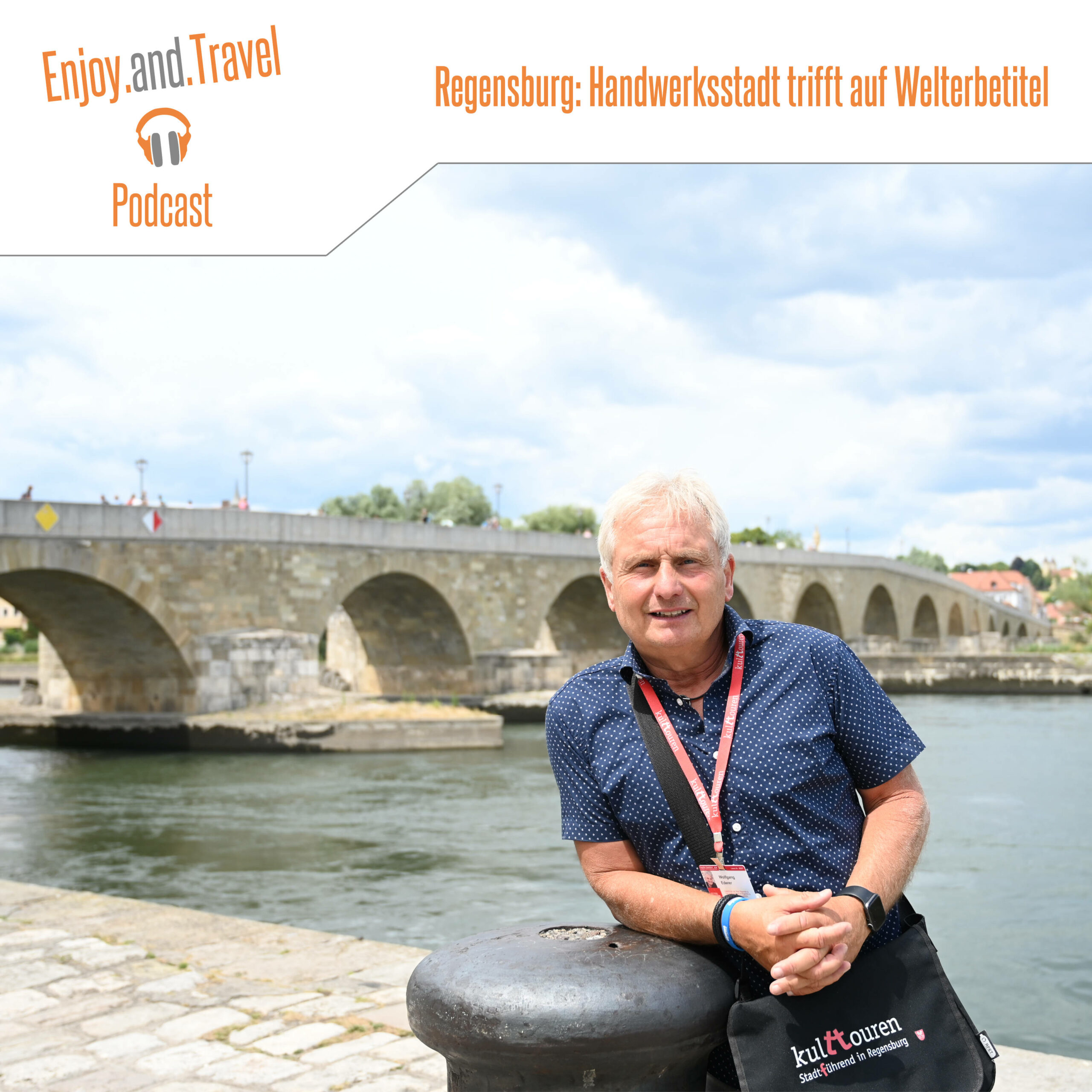 Stadtführer Wolfgang Ederer steht vor der steinernen Brücke in Regensburg